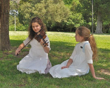 Faith Jessee (L); Sarah Jessee (R) in 2011